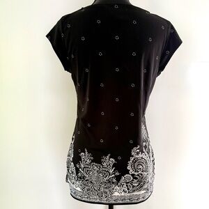 Liz Claiborne Collection 
Black and White Top with 
Floral Design Accent